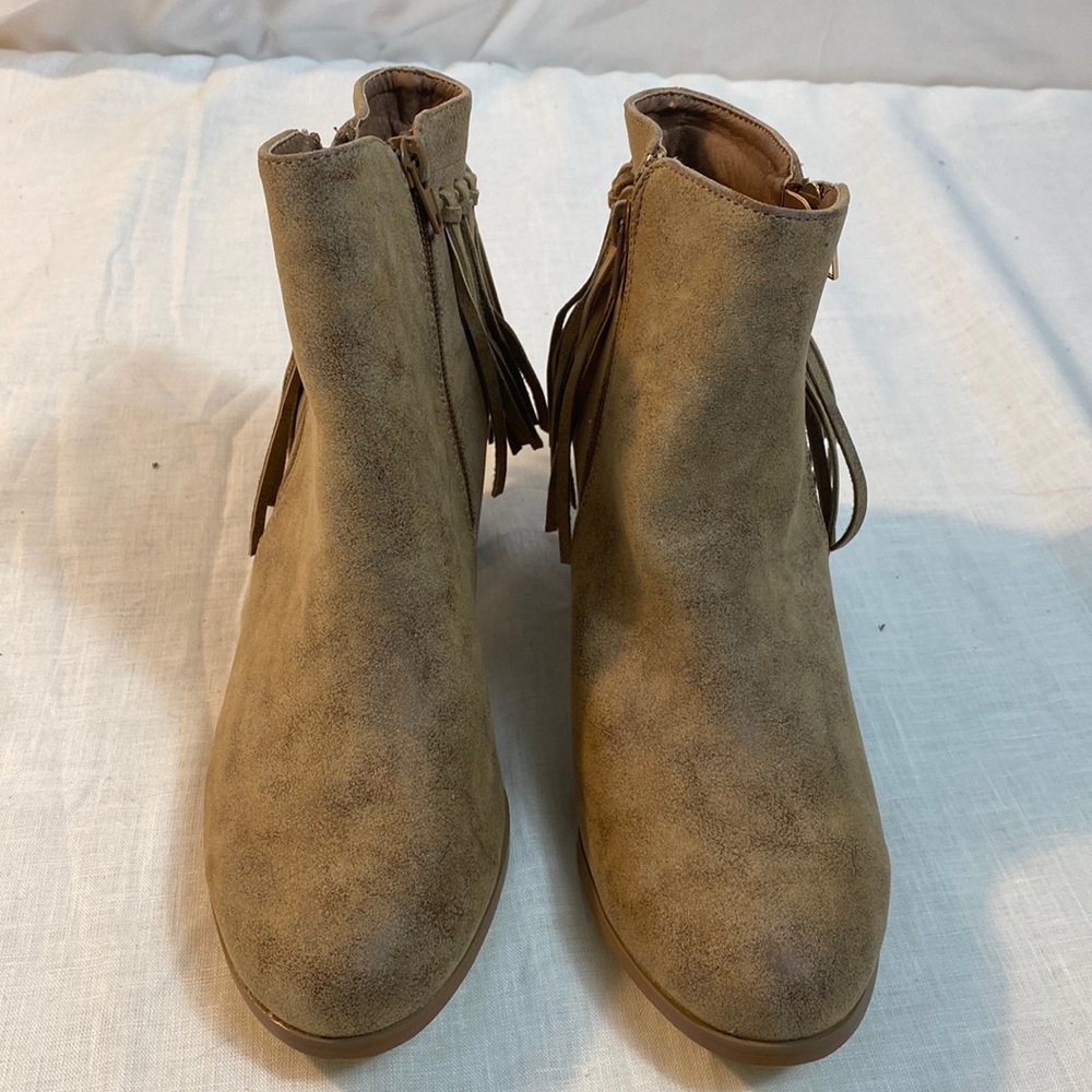 JG women’s Taupe heel boots size 7.5 new